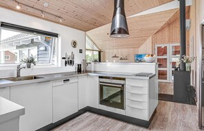 ثلاجة، موقد طهي مسطح، غسالة أطباق، ماكينة لصنع القهوة/الشاي