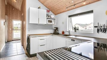 Refrigerador, parrilla de estufa, lavavajillas y cafetera y tetera