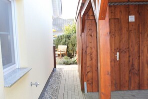 A narrow hallway with a wooden door and a window on the left. - Apartment Sanddorn - Apartment Sanddorn-1 bedroom for max. 4 persons and 1 baby (Karlshagen)