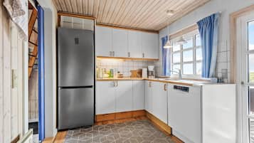 Jääkaappi, liesi, astianpesukone, kahvin-/teenkeitin