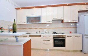 Réfrigérateur, plaque de cuisson, lave-vaisselle, cafetiÚre/bouilloire