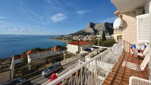 A balcony with a view of the sea and a mountain. - Amazing apartment in Omis with WiFi (Omis)