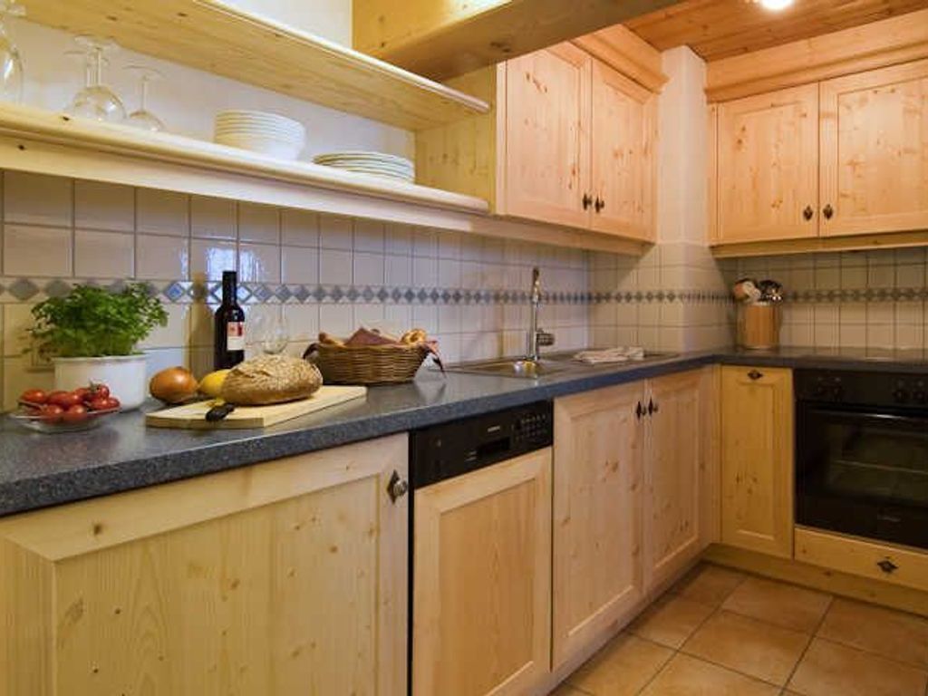 Kühlschrank, Ofen, Geschirrspüler, Wasserkocher mit Kaffee-/Teezubehör