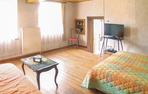 2 bedrooms, travel cot, free WiFi