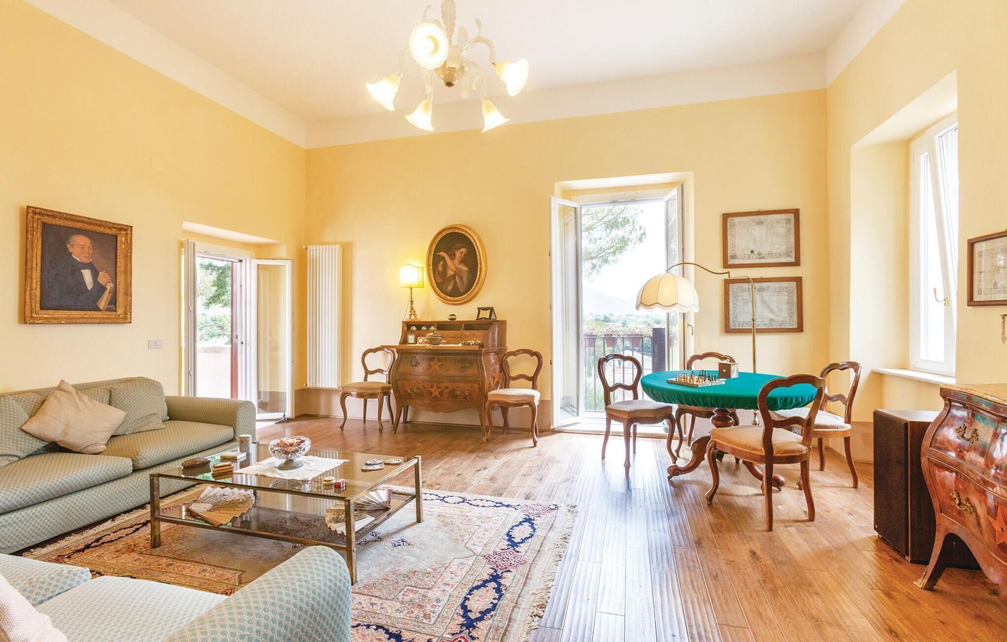 Tv, eldstad, dvd-spelare och bordsfotboll