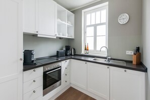 Fridge, oven, dishwasher, coffee/tea maker