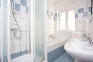 Shower - Holiday apartment with air conditioning and barbecue (Baška)