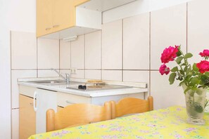 Fridge, stovetop, coffee/tea maker