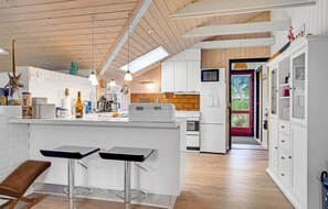 Réfrigérateur, four à micro-ondes, surface de cuisson, lave-vaisselle