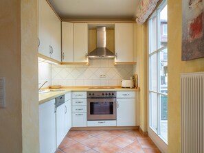 Kühlschrank, Ofen, Geschirrspüler, Wasserkocher mit Kaffee-/Teezubehör