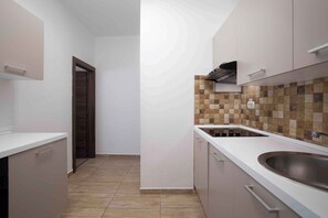 Kühlschrank, Ofen, Herdplatte, Wasserkocher mit Kaffee-/Teezubehör