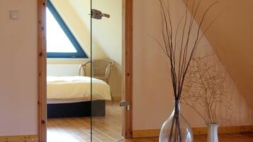 3 bedrooms, travel cot