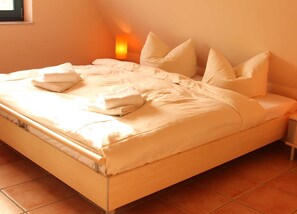 3 Schlafzimmer, Reisekinderbett