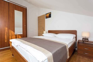 2 makuuhuonetta, vauvan matkasänky, internet