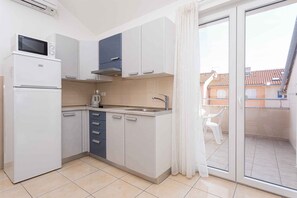 Réfrigérateur, micro-ondes, plaque de cuisson, cafetière/bouilloire