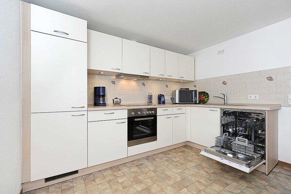Kühlschrank, Mikrowelle, Ofen, Geschirrspüler