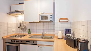 Een koelkast, een vaatwasser, een koffiezetapparaat/waterkoker