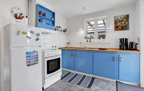 Fridge, microwave, stovetop, coffee/tea maker - Stunning home in Oksbøl with WiFi (Oksbøl)