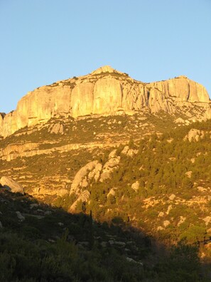 A mountainous landscape with a prominent rock formation. - Romantically authentic, lots of space, great views, fiber optics for remote working (Torroja del Priorat)