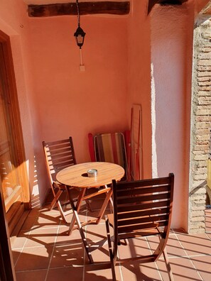 Outdoor dining - Romantically authentic, lots of space, great views, fiber optics for remote working (Torroja del Priorat)