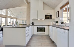 Fridge, stovetop, dishwasher, coffee/tea maker - Nice home in Bogense with kitchen (Bogense)