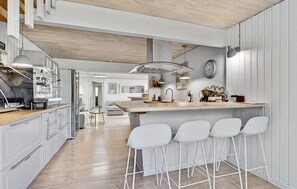 Een koelkast, een kookplaat, een vaatwasser