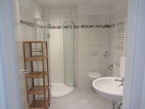 Een douche, zeep, toiletpapier