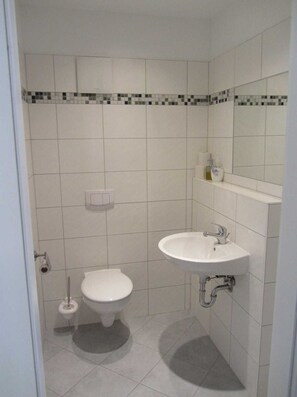 Een douche, zeep, toiletpapier