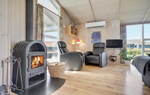 Een televisie, een open haard en een stereo