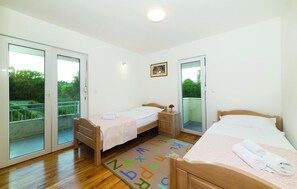 4 عدّة غرف نوم وسرير سفر وواي فاي مجانًا وملاءات أسرّة