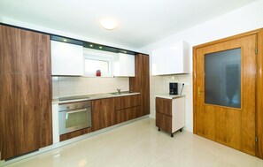 ثلاجة، موقد طهي مسطح، غسالة أطباق، ماكينة لصنع القهوة/الشاي