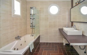 Bathtub - Amazing home in Aigues-Mortes (Aigues-Mortes)