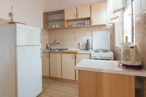 Fridge, oven, stovetop