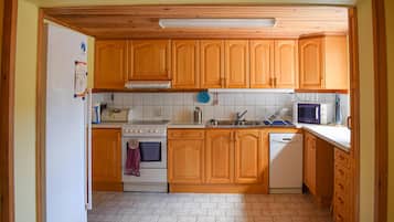 JÀÀkaappi, liesi, astianpesukone, kahvin-/teenkeitin