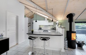 Kühlschrank, Ofen, Geschirrspüler, Wasserkocher mit Kaffee-/Teezubehör