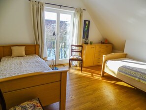 2 bedrooms, desk, WiFi, bed sheets