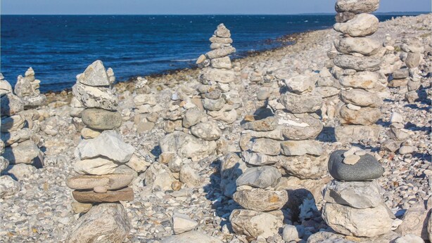 Des tas de pierres au bord de la mer.