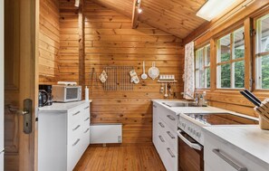 Køleskab, kogeplade, opvaskemaskine, kaffe-/temaskine