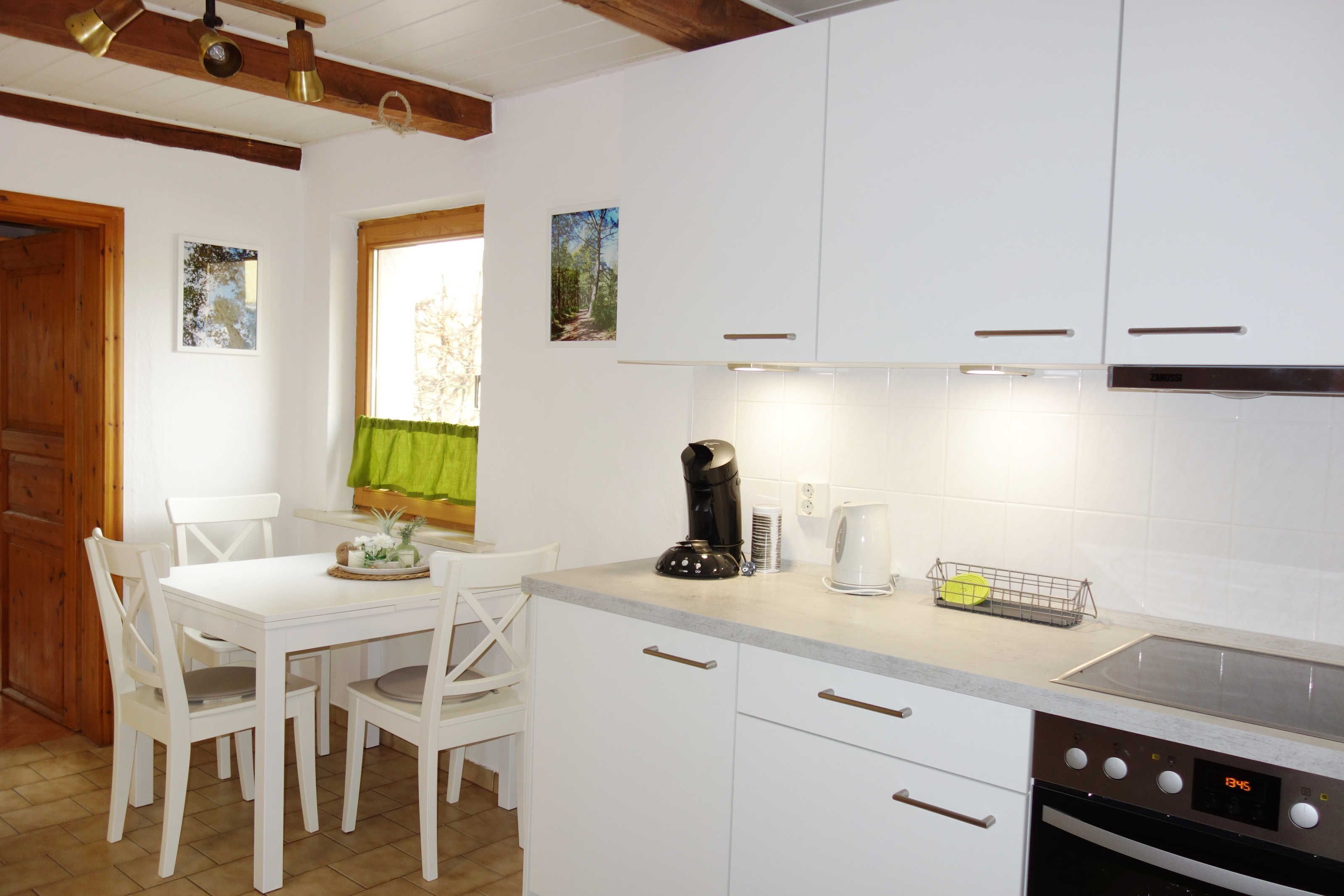 Kühlschrank, Ofen, Geschirrspüler, Wasserkocher mit Kaffee-/Teezubehör