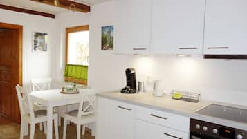 Kühlschrank, Ofen, Geschirrspüler, Wasserkocher mit Kaffee-/Teezubehör