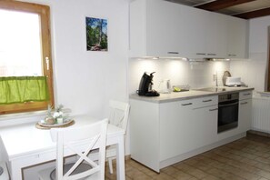 Geladeira, fogão, lava-louças, cafeteira/chaleira