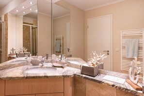 Regadera, secadora de cabello, toallas, papel de baño 