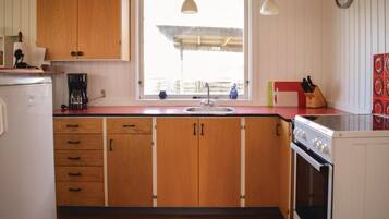 Fridge, stovetop, coffee/tea maker