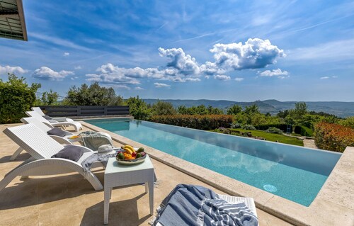 Awesome home in Pasini with kitchen