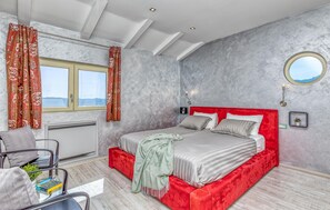 4 bedrooms, in-room safe, travel crib, internet