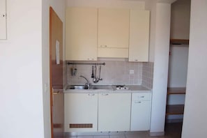 Kühlschrank, Herdplatte, Wasserkocher mit Kaffee-/Teezubehör