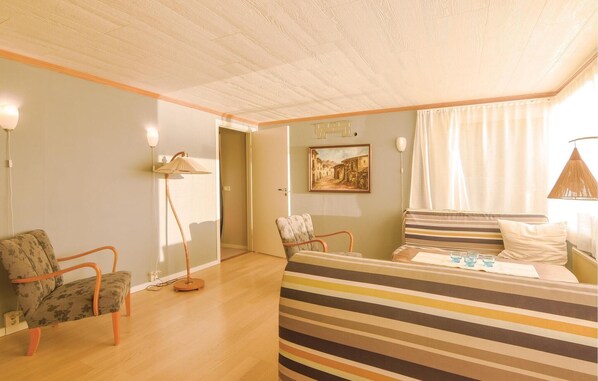 2 bedrooms, travel crib, WiFi
