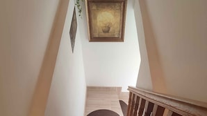 Eine Treppe mit Holzboden und einem Holnänder.