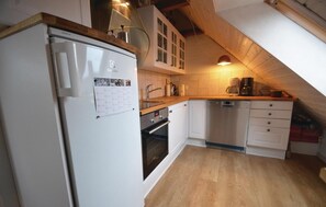 Refrigerador, parrilla de estufa, lavavajillas y cafetera y tetera