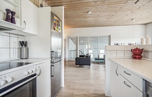 Kjøleskap, kokeplater, oppvaskmaskin og kaffetrakter/tekoker